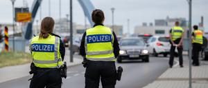 Polizisten stehen an der deutsch-polnischen Grenze. Im ersten Halbjahr 2023 registrierte die Bundespolizei deutlich mehr unerlaubte Einreisen als im Jahr zuvor.