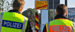 Zwei Beamte der Bundespolizei stehen am deutsch-polnischen Grenzübergang Stadtbrücke bei einer Kontrolle gegen die Schleuserkriminalität. Derzeit werden in dieser Grenzregion zu Polen mehrfach am Tag Migranten aufgegriffen.