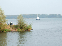 Ein Angler genießt die Ruhe am Großen Zernsee in Werder (Havel).