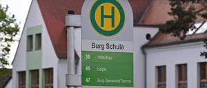 ARCHIV - 03.05.2023, Brandenburg, Burg: Die Bus-Haltestelle «Burg Schule» steht vor einer Grund- und Oberschule im Spreewaldort Burg. 