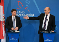 Ministerpräsident Dietmar Woidke (SPD, M.), Innenministerin Michael Stübgen (CDU) und Gesundheitsministerin Ursula Nonnemacher (Grüne).