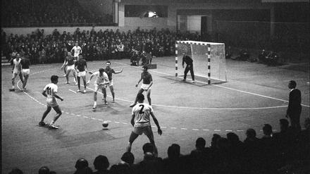 WM 1958 in der Werner-Seelenbinder-Halle, hier eine Szene aus dem Spiel um Platz drei zwischen Deutschland und Dänemark. 