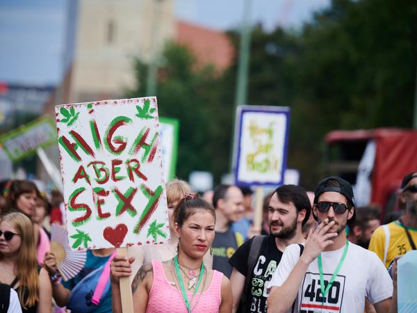 Teilnehmer der Hanfparade in Berlin: Ihnen geht das Gesetz oft nicht weit genug