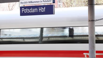 Seltene Sichtung: Ein ICE im Potsdamer Hauptbahnhof