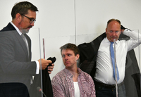 Ex-NPD-Politiker Maik Schneider (M.) mit seinen Anwälten Mathias Noll (r.) und Sven-Oliver Milke.
