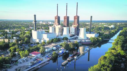  Blick auf das Heizkraftwerk auf Erdgasbasis in Lichterfelde am frühen Morgen. Das Kraftwerk versorgt rund 100 000 Haushalte mit Strom und Fernwärme. 
