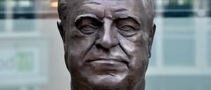 Die bronzene Porträt-Büste des ehemaligen Bundeskanzlers Helmut Kohl ist am 16.06.2017 in Berlin vor dem Axel-Springer-Hochhaus zu sehen. Die Büste ist Bestandteil des Denkmals „Väter der Einheit“ des französischen Bildhauers Serge Mangin.