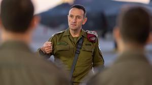 Herzi Halevi, Generalstabschef der israelischen Streitkräfte, spricht während eines Treffens mit Piloten auf dem Luftwaffenstützpunkt Nevatim im Süden Israels.