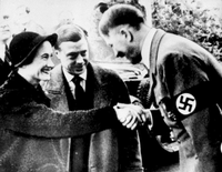 Rückzugsort. Hitler blieb nie länger als zehn oder 14 Tage in Berlin und zog sich immer wieder auf den Obersalzberg zurück – auch um Distanz zu der eigenen Partei zu schaffen. Am 22. Oktober 1937 besuchten ihn dort Edward Herzog von Windsor und seine Ehefrau Wallis Simpson.