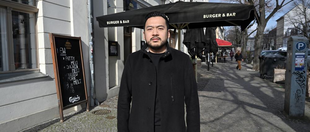 Hoang Tu Nguyen ist Gastronom in der Dortustraße und macht sich Sorgen um seine Existenz, wenn in der Gegend alle Parkplätze wegfallen.