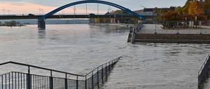 Im Oktober 2020 hatte das Hochwasser des Grenzflusses Oder nahe der Stadtbrücke zwischen dem polnischen Slubice (l) und Frankfurt (Oder) bereits eine Treppe überflutet.