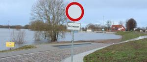 29.12.2023, Brandenburg, Wittenberge: Im Nedwighafen am Elbufer stehen sonst Camper und Wohnwagen. Jetzt ist die Fläche von Wasser und Schlamm überflutet. Laut Vorhersage wird am Freitagabend ein Pegel von 5,45 Metern erwartet. Er soll bis Neujahr auf 6,15 Meter steigen. Foto: Oliver Gierens/dpa +++ dpa-Bildfunk +++