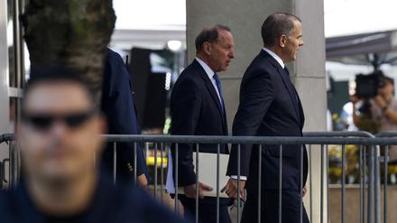 Hunter Biden (vorne rechts), Sohn des US-Präsidenten Joe Biden, verlässt das J. Caleb Boggs Federal Building in Wilmington, Delaware.