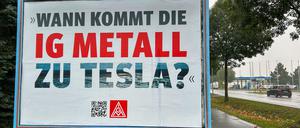 Auf einem Großplakat am Stadtrand von Frankfurt (Oder) steht «Wann kommt die IG Metall zu Tesla?»