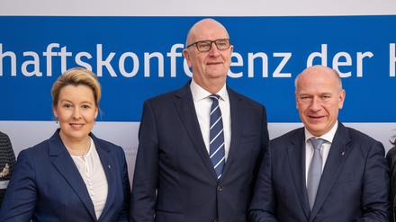 Berlins Wirtschaftssenatorin Franziska, Giffey (SPD), Dietmar Woidke (SPD), Ministerpräsident von Brandenburg, und Kai Wegner (CDU), Regierender Bürgermeister von Berlin