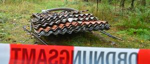 Illegal entsorgte Dachplatten aus Asbest und weiterer Müll liegt in einem Wald im Landkreis Oder-Spree. 