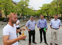 Marcus Müller bringt Oberbürgermeister Jann Jakobs und Potsdams Sozialbeigeorndeten Mike Schubert (beide SPD) die Anliegen der Bürger im Kirchsteigfeld näher.