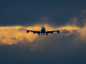Eine Boeing 747 setzt im letzten Tageslicht auf dem Flughafen Frankfurt zur Landung an. 