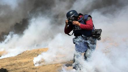 Ein Fotograf bei der Arbeit im Gazastreifen.