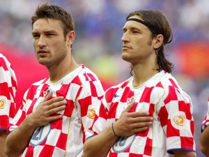 Die beiden Brüder Robert (li.) und Niko Kovac (beide Kroatien) während der Nationalhymne.
