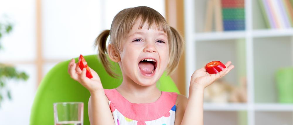 Ein Kind isst Gemüse in der Kita. (Symbolbild)