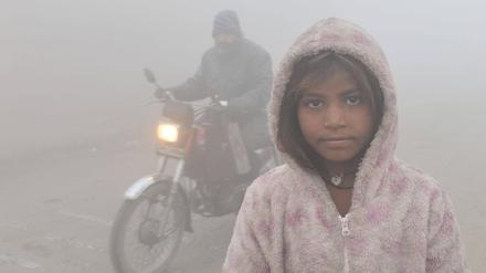 Die Einwohner von Lahore wachten am Morgen des 1. Februar 2022 unter einer dichten Smogdecke auf, die die Sicht einschränkte.