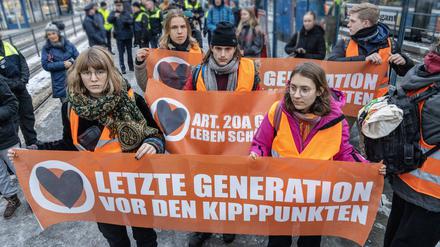 Klimaaktivisten bei spontaner Demo am Stachus in München.