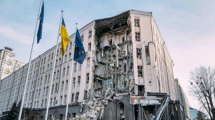 Ein von russischen Raketen getroffenes und zerstörtes Hotel in Kiew. 