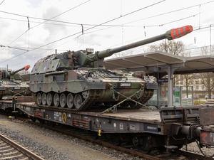 Ein Panzer wird auf einem Zug transportiert (Symbolbild).
