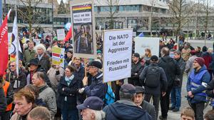 Der traditionelle Berliner Ostermarsch Foto vom 08.04.2023 steht in diesem Jahr unter dem Motto „Den Frieden gewinnen - nicht den Krieg“. 