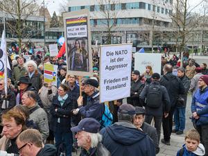 Der traditionelle Berliner Ostermarsch Foto vom 08.04.2023 steht in diesem Jahr unter dem Motto „Den Frieden gewinnen - nicht den Krieg“. 