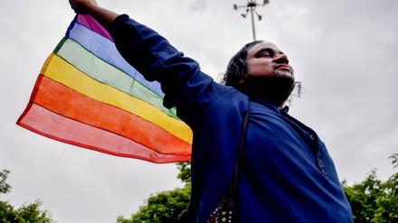 Teilnehmer des Kalkutta Pride mit der Regenbogenflagge.