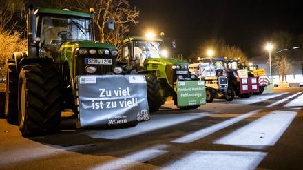 Der Thüringer Bauernverband demonstriert während der Sitzungswoche des Thüringer Landtags gemeinsam mit den Kreisbauernverbänden vor dem Landtagsgebäude in Erfurt am 1. Februar 2024.