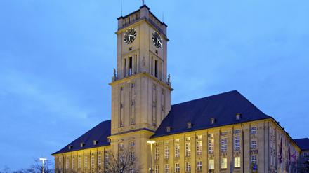 Das Rathaus Schöneberg am John-F.-Kennedy-Platz in der Abenddämmerung.