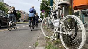 Nach dem Unfall brachten ADFC-Mitglieder am Unfallort ein weißes Fahrrad zur Erinnerung an Laëtitia Graffart an.