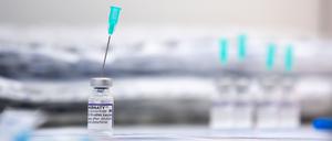 Eine Impfampulle mit dem Biontech-Impfstoff steht für die Vorbereitung zum Impfen bereit (Symbolbild). 