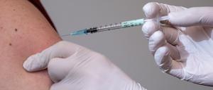 Ein Mann bekommt im Impfzentrum eine Booster-Impfung gegen Covid-19.   
