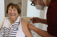 Corona-Impfung einer Seniorin in Potsdam.