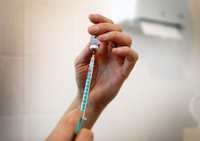Die Kassenärztliche Vereinigung will die Impfung von den Impfzentren zu den Arztpraxen verlagern. 