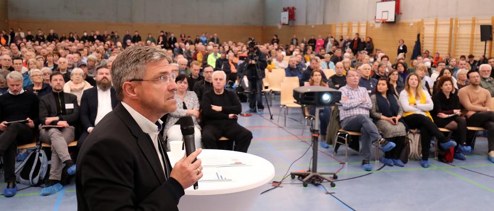 Mehr als 450 Menschen kamen zur Informationsveranstaltung in der Turnhalle in Eiche. Oberbürgermeister Mike Schubert (SPD) stellte die Pläne vor.