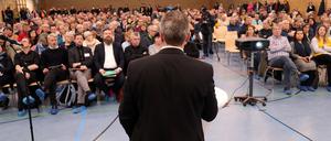 Oberbürgermeister Mike Schubert (SPD) bei der Einwohnerversammlung in Golm am Dienstagabend.