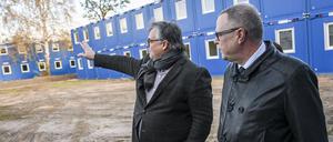 Brandenburgs Innenminister Michael Stübgen (CDU, r.) und Olaf Jansen, Leiter der Zentralen Ausländerbehörde, besichtigen neue Wohncontainer in der Erstaufnahmeeinrichtung der Zentralen Ausländerbehörde (ZABH) im Ortsteil Wünsdorf.