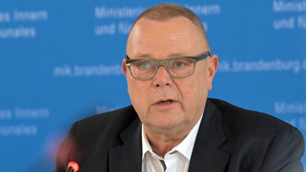 Brandenburgs Innenminister Michael Stübgen (CDU) hat den Großeinsatz der Polizei bei der Suche nach einer mutmaßlichen Löwin in Kleinmachnow südlich von Berlin verteidigt. 