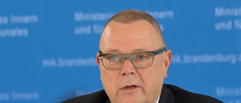 Brandenburgs Innenminister Michael Stübgen (CDU) spricht auf einer Pressekonferenz. 
