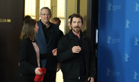 Verspätet aber gut gelaunt beim Photo-Call auf dem roten Teppeich bei der Berlinale: Hollywood-Star Christian Bale. Er stellte seinen Film "Vice" vor, in dem er Dick Cheney verkörpert.