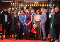 Das Filmteam von "Systemsprenger" mit Festivaldirektor Dieter Kosslick vor der Weltpremiere auf der Berlinale. 
