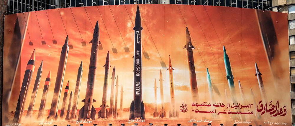 Dieses am 15. April 2024 in Teheran aufgenommene Bild zeigt ein Plakat, auf dem benannte iranische ballistische Raketen im Einsatz abgebildet sind.