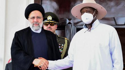 Irans Präsident Ebrahim Raisi mit seinem Yoweri Museveni.