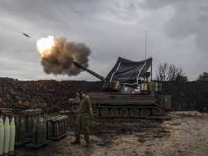 Israelische Soldaten feuern nahe der Grenze zum Libanon eine Haubitze ab. 