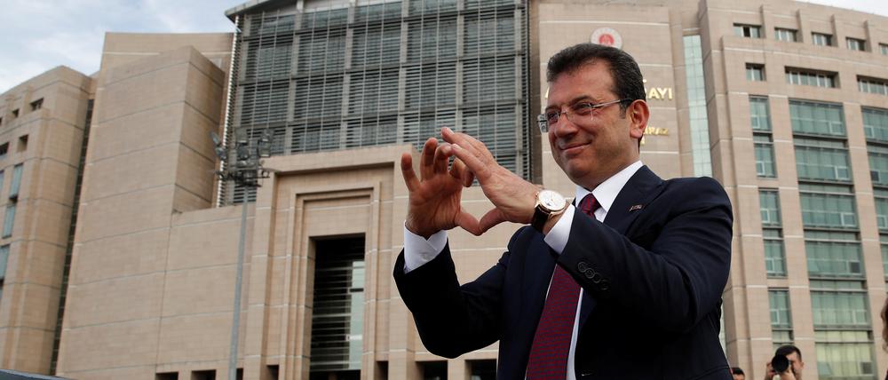 Istanbuls Bürgermeister Imamoğlu grüßt Anhänger mit der Herz-Geste.